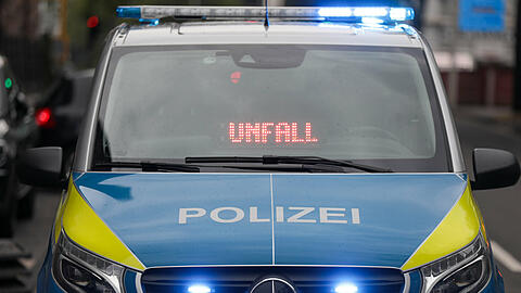 Die Polizei sucht den bislang unbekannten Radlfahrer. (Symbolbild)