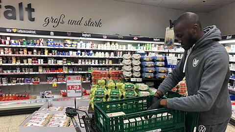 Füllte wie einige andere Wolfsburger Teamkollegen Regale in Supermärkten auf: VfL-Kapitän Josuha Guilavogui.
