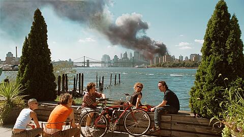 Thomas Hoepkers Foto "Blick von Williamsburg, Brooklyn, auf Manhattan, 11. September 2001.