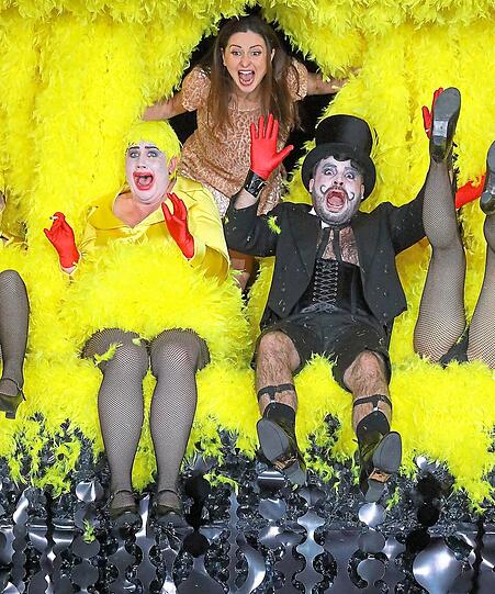Eliza Boom (Schopfhenne), Elena Tsallagova (Füchslein Schlaukopf) und Andres Agudelo (Hahn) in Barrie Koskys Inszenierung von Leoš Janáčeks Oper "Das schlaue Füchslein" im Nationaltheater. Foto: Wilfried Hösl