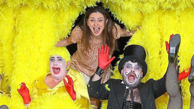 Eliza Boom (Schopfhenne), Elena Tsallagova (Füchslein Schlaukopf) und Andres Agudelo (Hahn) in Barrie Koskys Inszenierung von Leoš Janáčeks Oper "Das schlaue Füchslein" im Nationaltheater. Foto: Wilfried Hösl Eliza Boom (Schopfhenne), Elena Tsallagova (Füchslein Schlaukopf) und Andres Agudelo (Hahn) in Barrie Koskys Inszenierung von Leoš Janáčeks Oper "Das schlaue Füchslein" im Nationaltheater. Foto: Wilfried Hösl