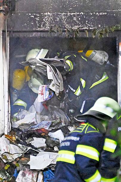 Die Feuerwehr brachte den Brand in dem Reihenmittelhaus in der Theodolindenstraße nach einigen Stunden unter Kontrolle, die Polizei schätzt den Sachschaden auf mehrere Hunderttausend Euro. Die Feuerwehr brachte den Brand in dem Reihenmittelhaus in der Theodolindenstraße nach einigen Stunden unter Kontrolle, die Polizei schätzt den Sachschaden auf mehrere Hunderttausend Euro.