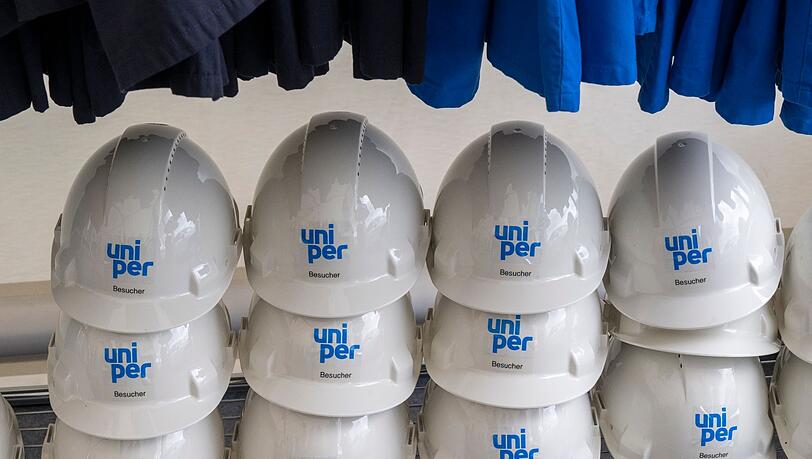 Helme mit der Aufschrift "Uniper" stehen während der Vorstellung des neuen Wasserstoffspeicher-Projekts HyStorage in Bierwang in einem Schrank.