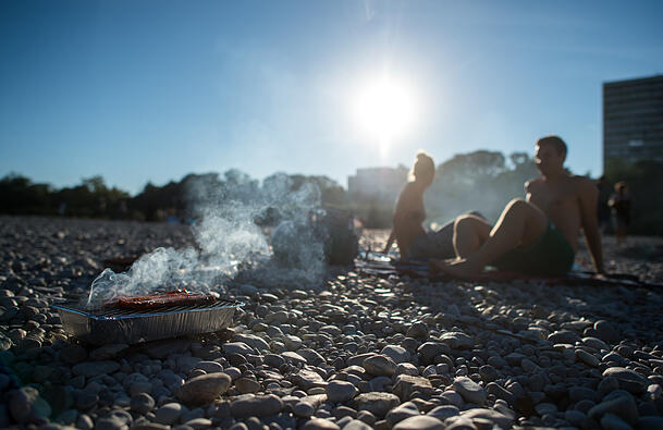 Grillen am Isarstrand: Das darf man nicht überall. Kontrollieren sollen das künftig auch städtische Mitarbeiter des KAD. Grillen am Isarstrand: Das darf man nicht überall. Kontrollieren sollen das künftig auch städtische Mitarbeiter des KAD.
