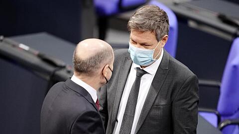 Der Chef und seine Vize: Olaf Scholz (l) und Robert Habeck schütteln sich im Bundestag die Hände.