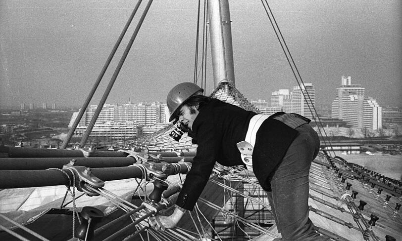 1970: Fotograf Heinz Gebhardt auf dem noch sehr löchrigen Zeltdach in Aktion - ein waghalsiges Unterfangen.