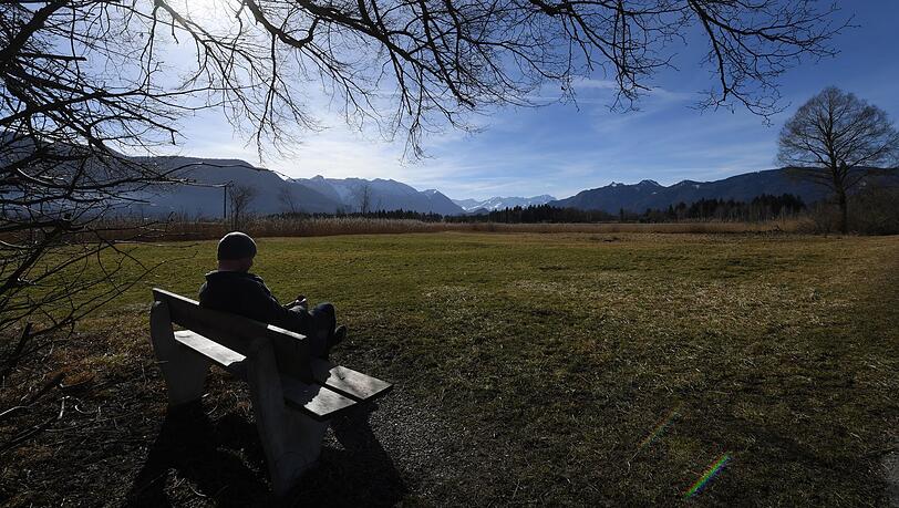 Ein Bankerl mit sonniger Aussicht aufs Moos und die Berge! Ein Bankerl mit sonniger Aussicht aufs Moos und die Berge!