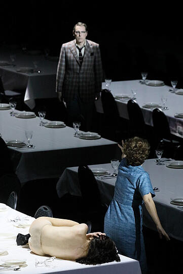 Elena Tsallagova und Charles Workman in "Die Passagierin".
