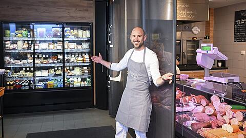 Florian Weil hat in seinem Metzgerei-Weil-Standl am Elisabethmarkt auch einen gut ausgestatteten Selbstbedienungsladen eingerichtet. Dort kann man (nicht nur) Grillware bis 22 Uhr einkaufen.