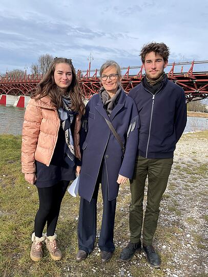 Konstanze Hofinger, die Tochter des Brückenarchitekten, ist die Erbin des Urheberrechts über die Gestaltung.