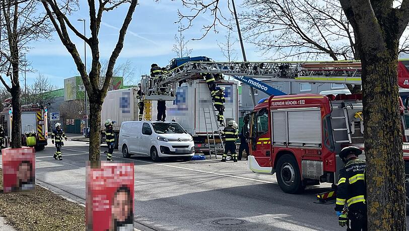 Die Rettungskräfte an der Unfallstelle.